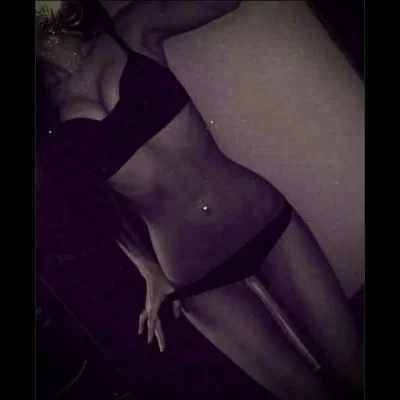 Красивые брюнетки в постели