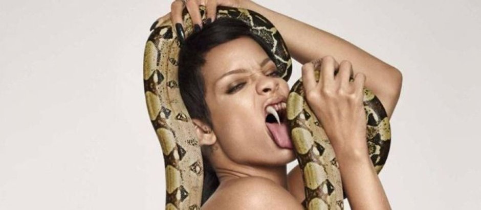 Рианна со змеей