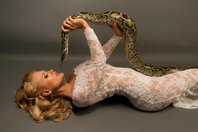 Платье со змеей