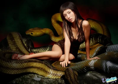 Женщина голая со змеёй секси
