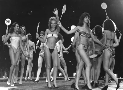 Девушки в ретро купальниках