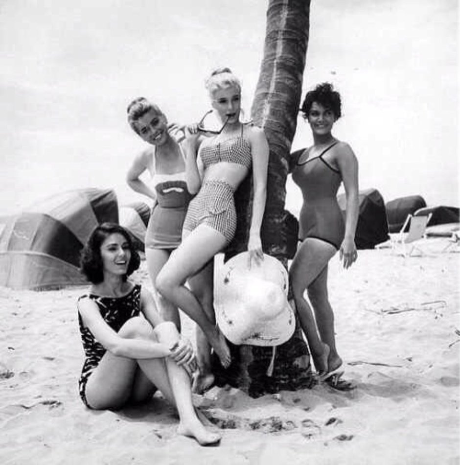 Девушки на пляже ретро