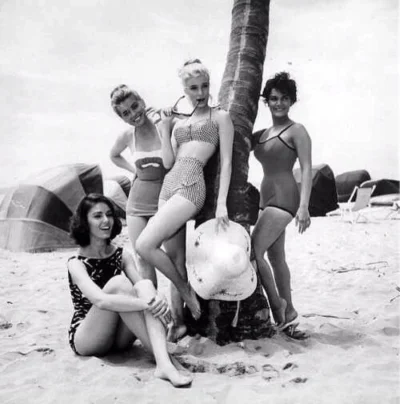 Девушки на пляже ретро