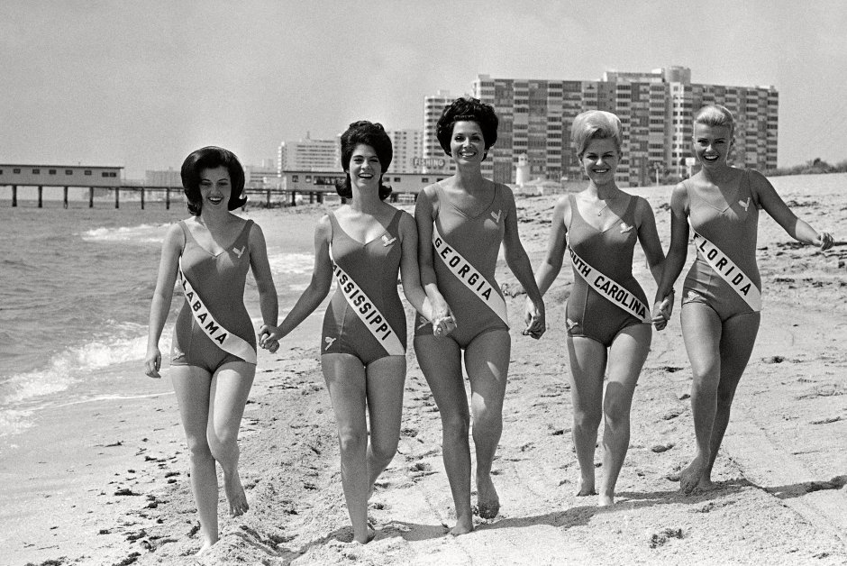 Девушки прошлого века в купальниках