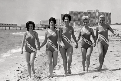 Девушки прошлого века в купальниках