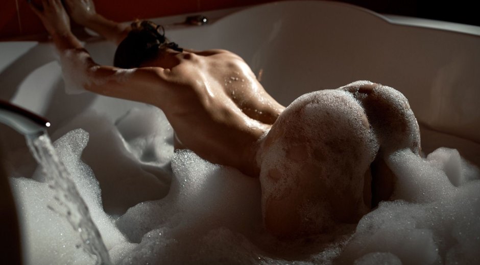 Эротический фотосет в ванной