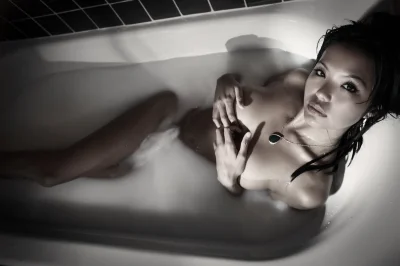 Фотосессия ню в ванной комнате