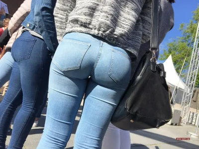 Женские попки в джинсах на улице