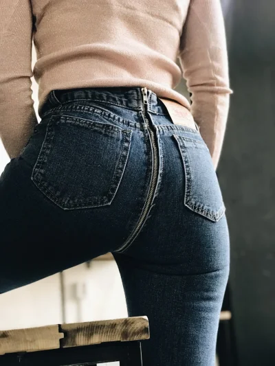 Попки в джинсах с молнией