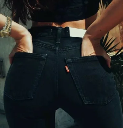 Попа в черных джинсах