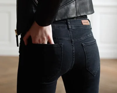 Девушки в чёрных джинсах