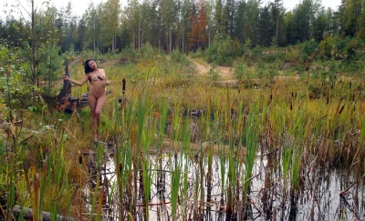 Женщины купаются в пруду