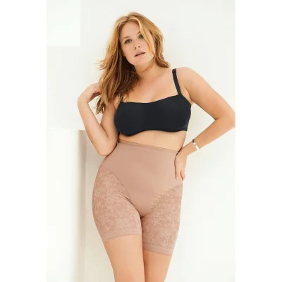 Женщины в панталонах и комбинациях