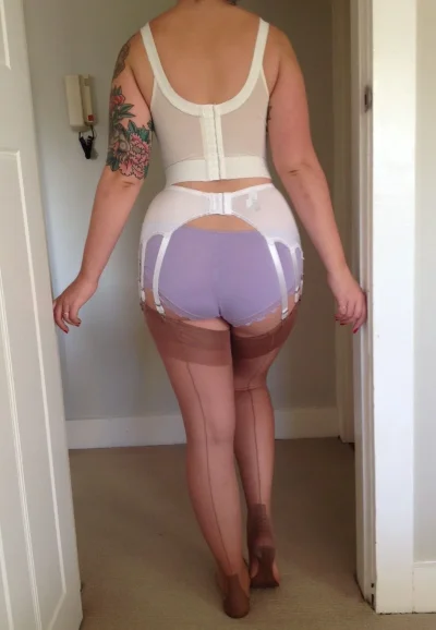 Пышные дамы в рейтузах