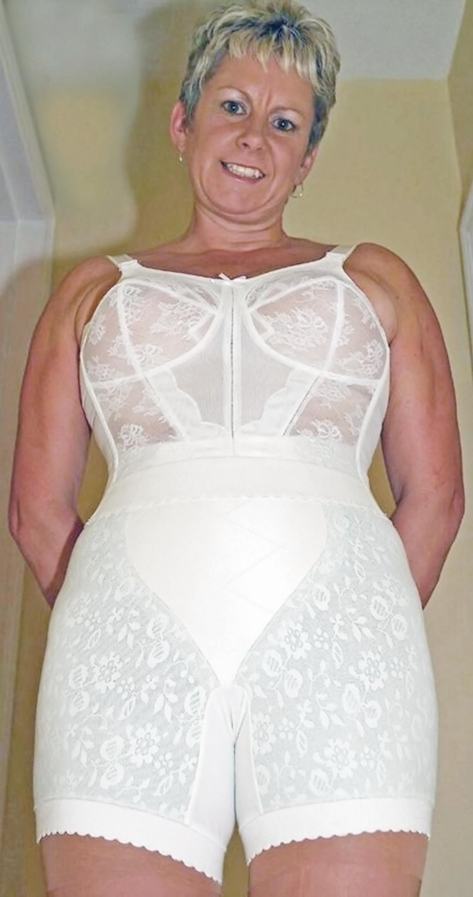 Женские попки в панталонах