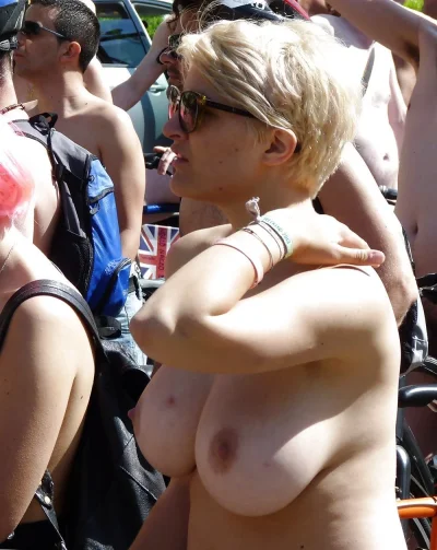 Случайно обнажила грудь