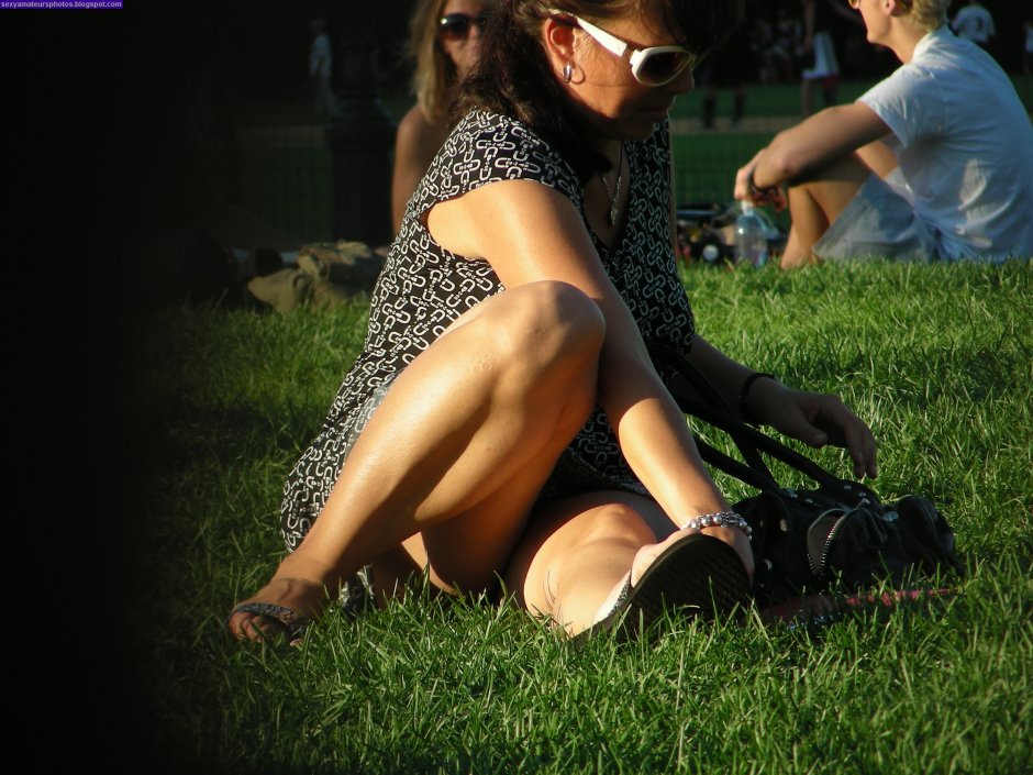 Короткое платье задралось