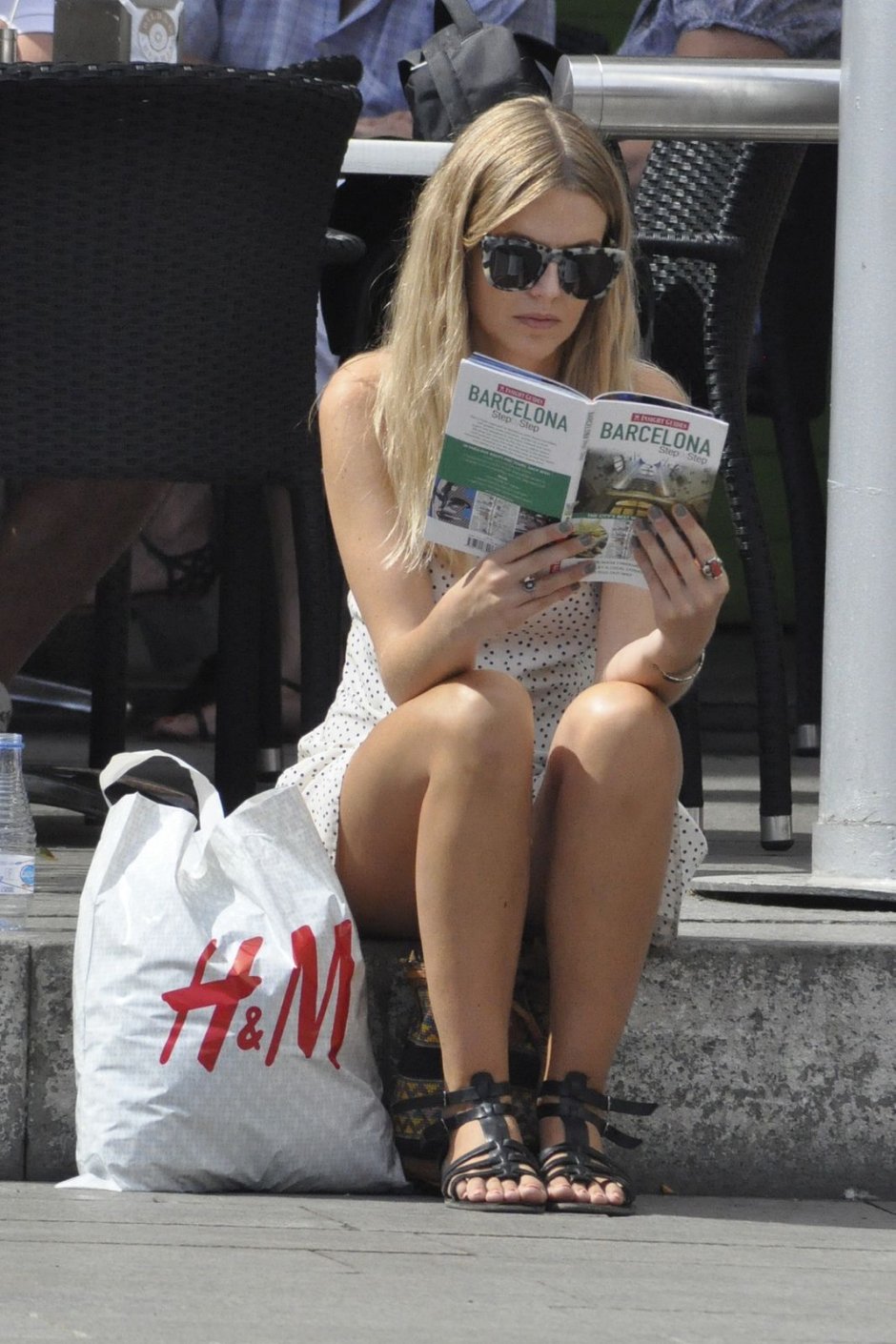 Красивая девушка на улице подглядывает