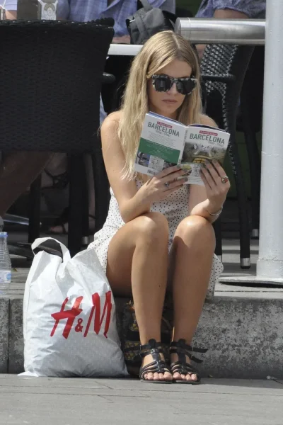 Красивая девушка на улице подглядывает