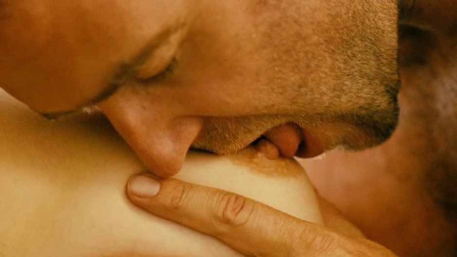 Мужчина кусает грудь девушки