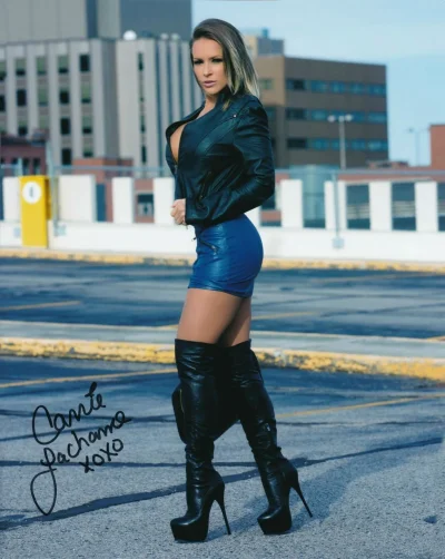 Девушки в кожаных юбках