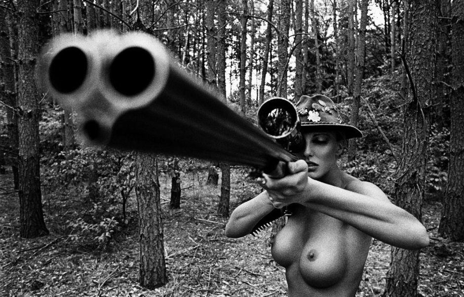 Девушка стреляет из пулемета