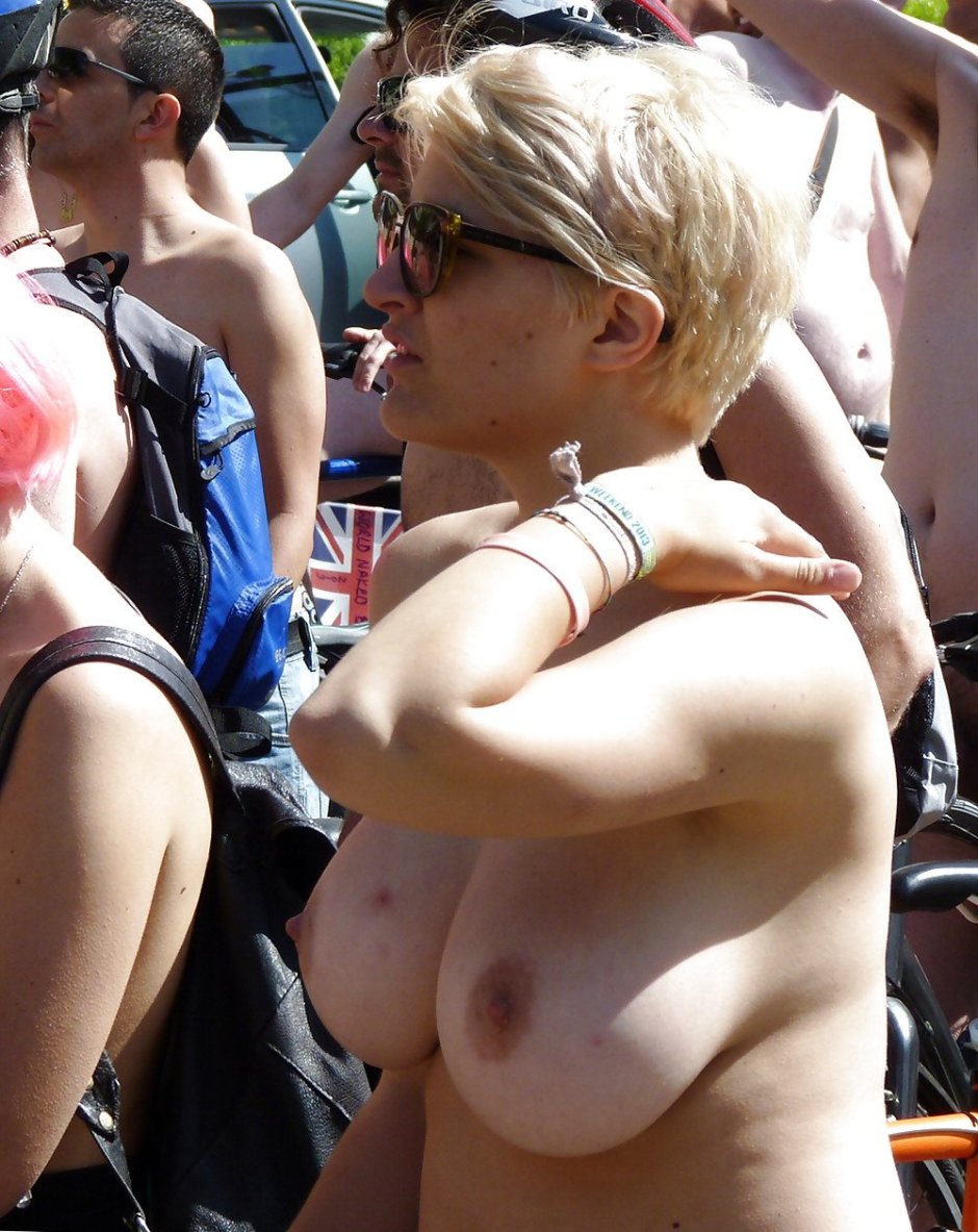 Засветила сиськами