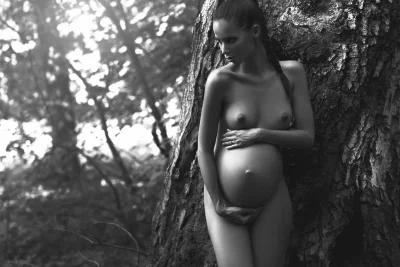 Голая грудь беременной женщины