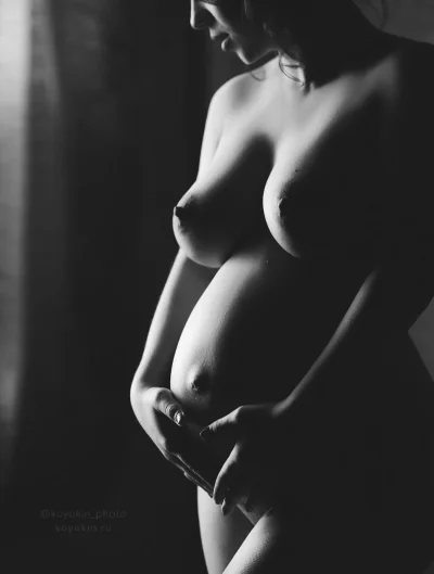 Голая беременная красотка