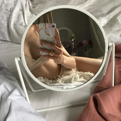 Девушка в зеркале Эстетика