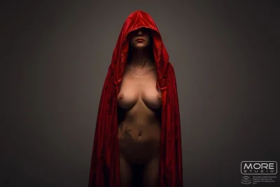 Пальто на голое тело ню