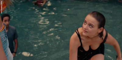 Джои Кинг в купальнике