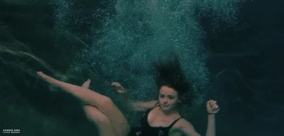 Джои Кинг в купальнике