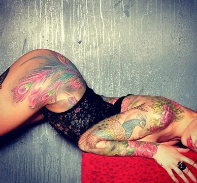 Женское тело с тату