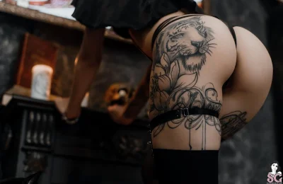 Девушки в стрингах с тату