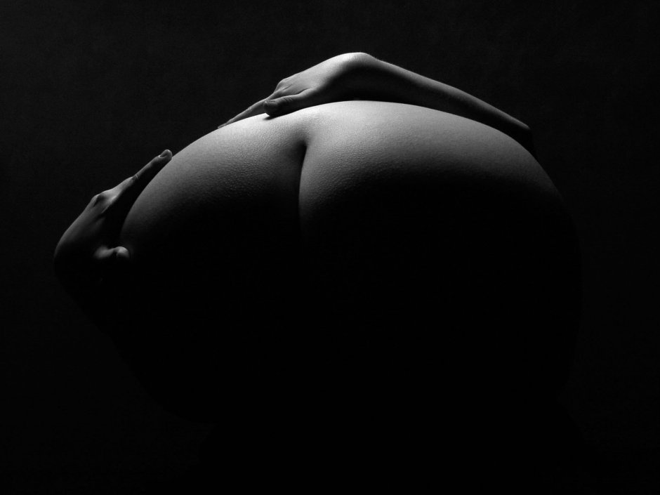 Голые попки на черном фоне