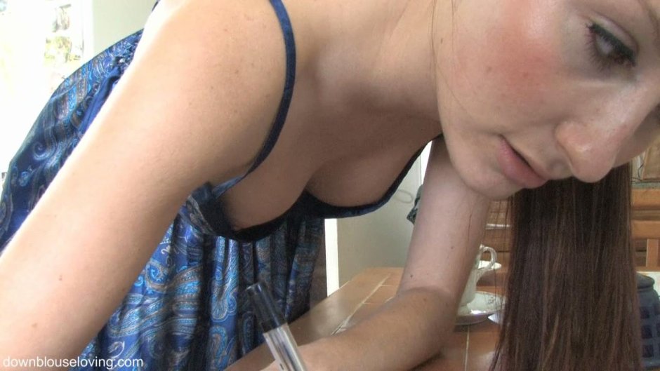 Девушки показывают грудь в офисе