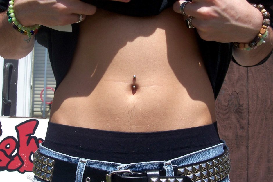 Девушка лежит