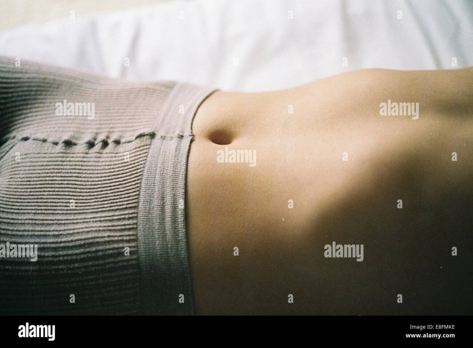 Лежит на спине вид сверху