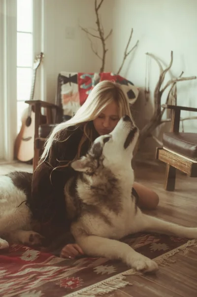 Блондинка с большой собакой