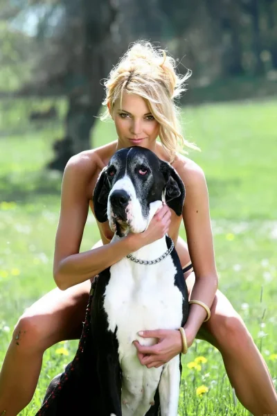 Девушка с собакой