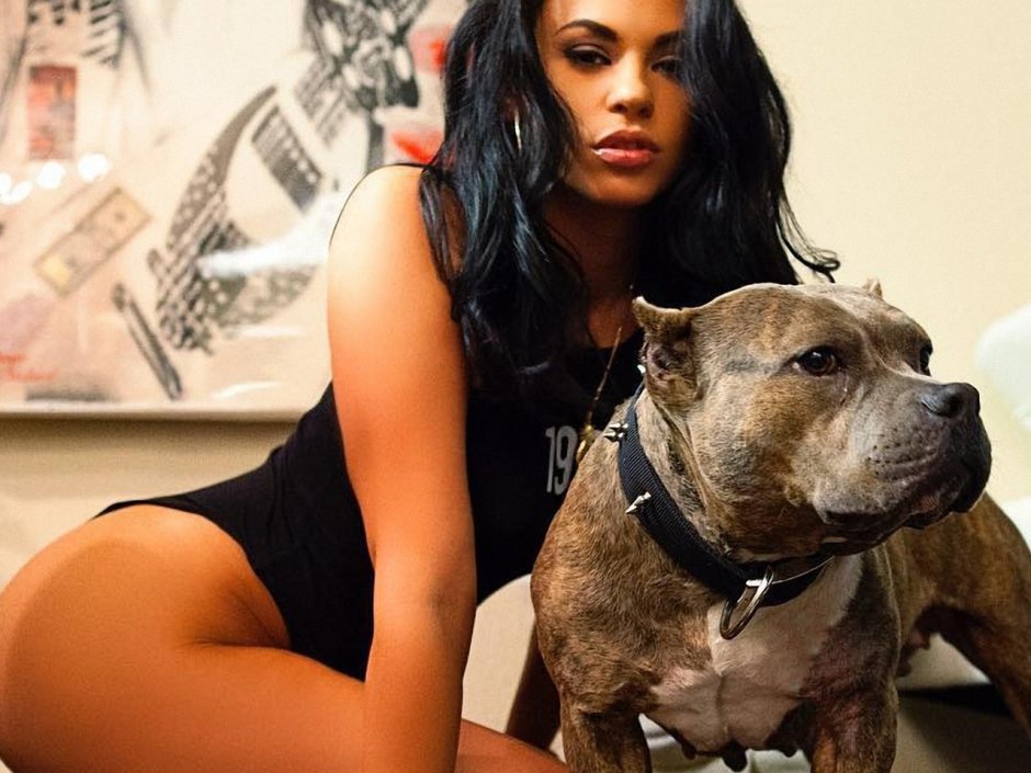 Девушка с бойцовской собакой