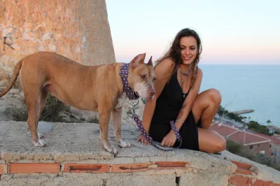 Девушка под собакой