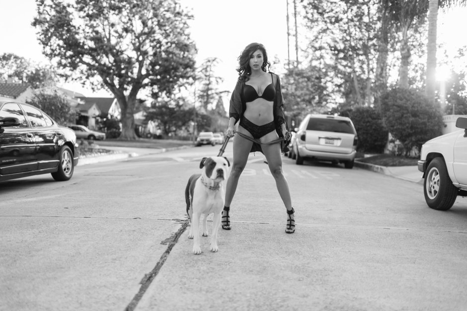 Женщина на поводке