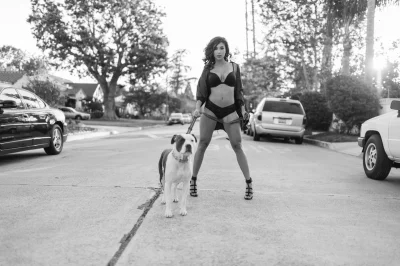 Женщина на поводке