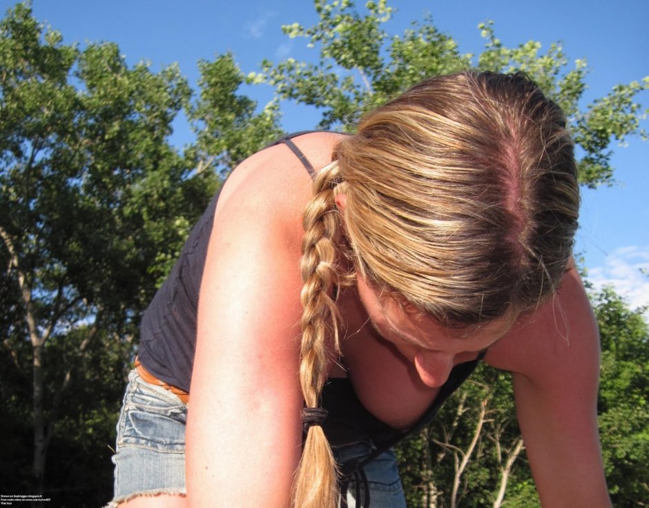 Девушки с большой грудью наклонились