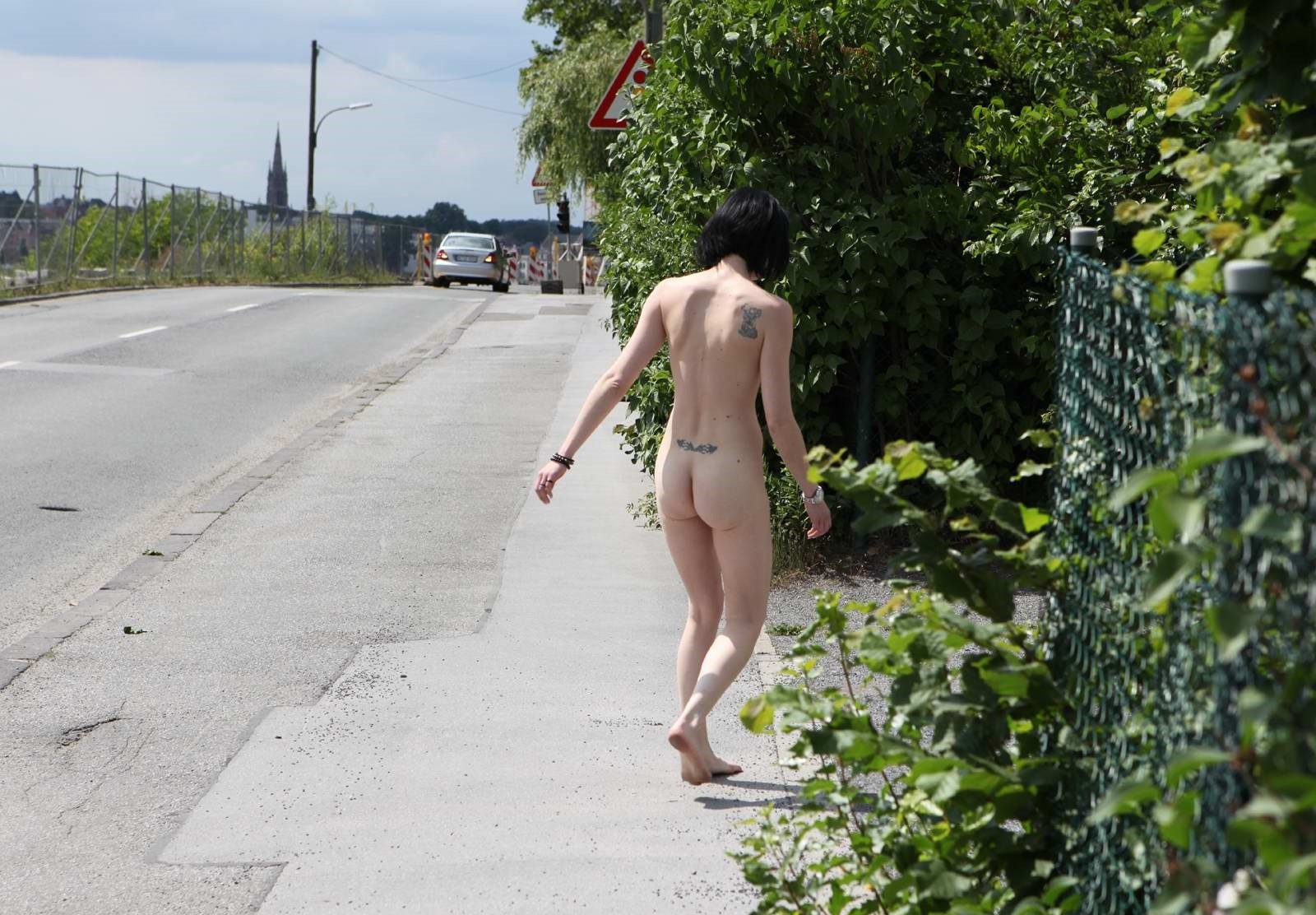 гулять с голым мужчиной и женщиной фото 71