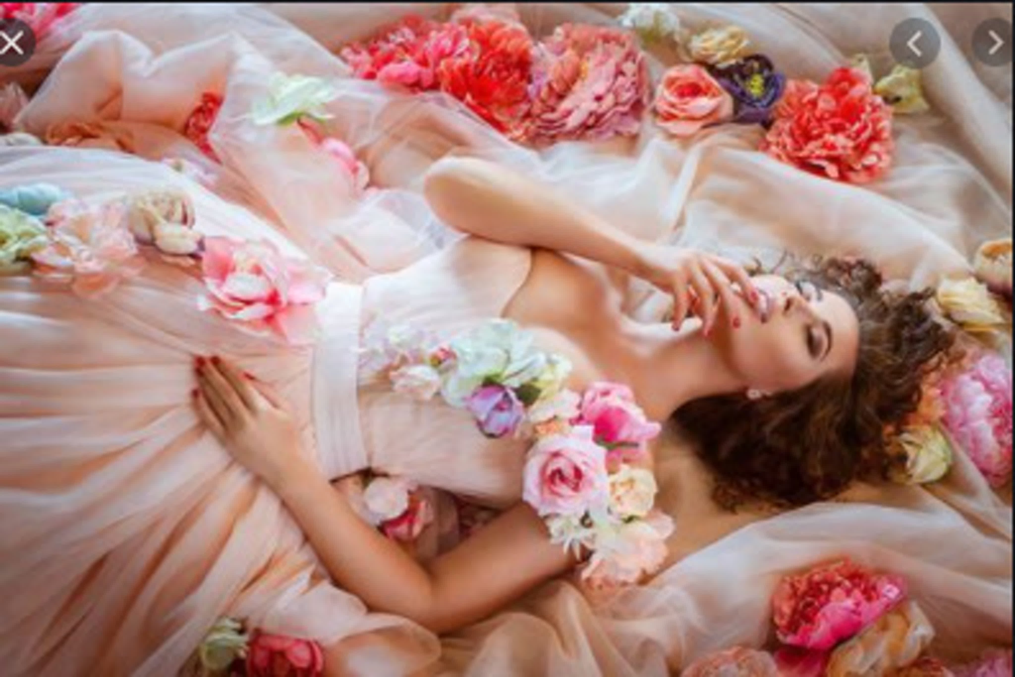 Ютубе постель. Девушка лежит в цветах. Фотосессия с лепестками роз. Девушка с цветком. Девушка с розой.
