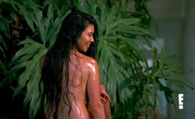 Кортни кардашян бассейн голая