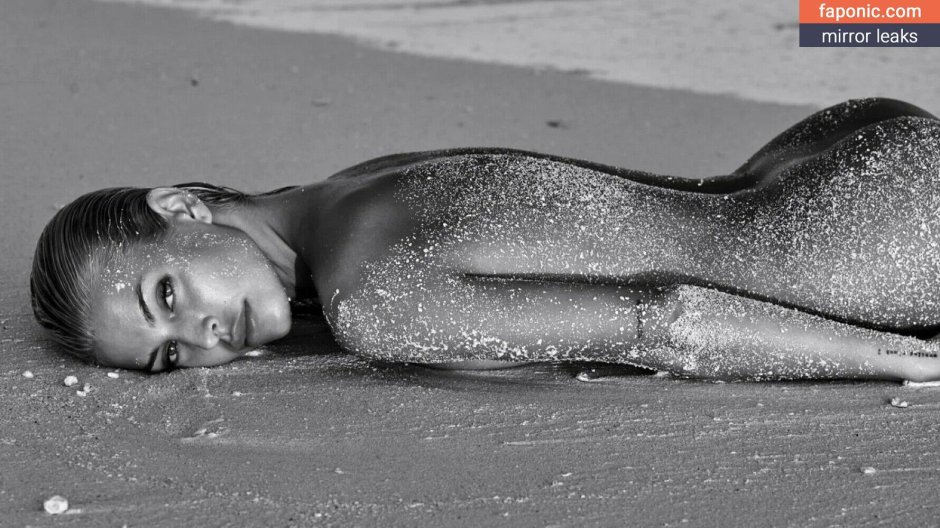 Обнаженная девушка на пляже